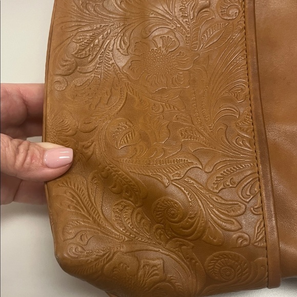 ili NY Embossed Tan Leather Crossbody RFID Protection Bag w/ 4 compartments - Picture 12 of 13